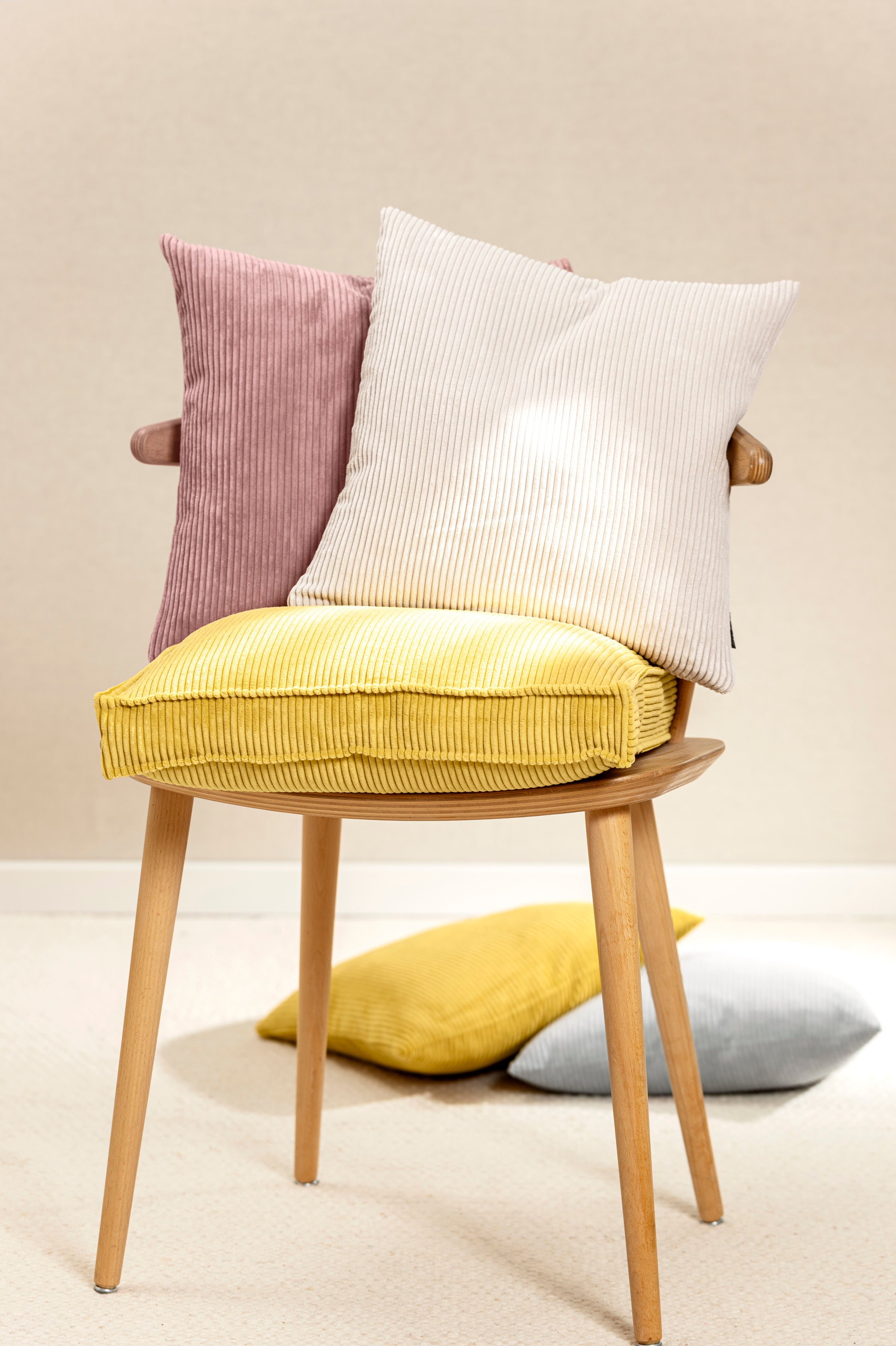 Coussin Inga 40x40 en velours côtelé naturel avec rembourrage de qualité supérieure