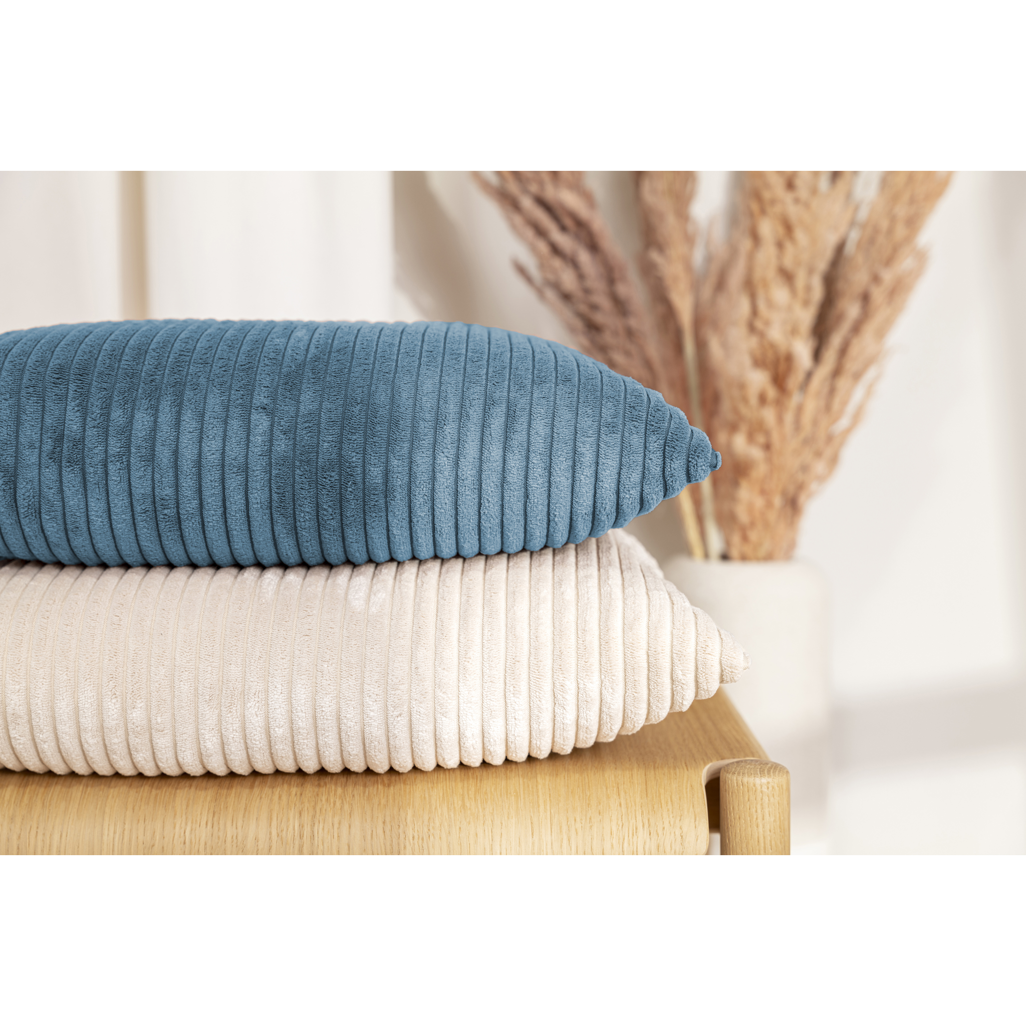 Coussin Shara 60x60, velours côtelé moelleux, couleur pétrole, garnissage premium inclus