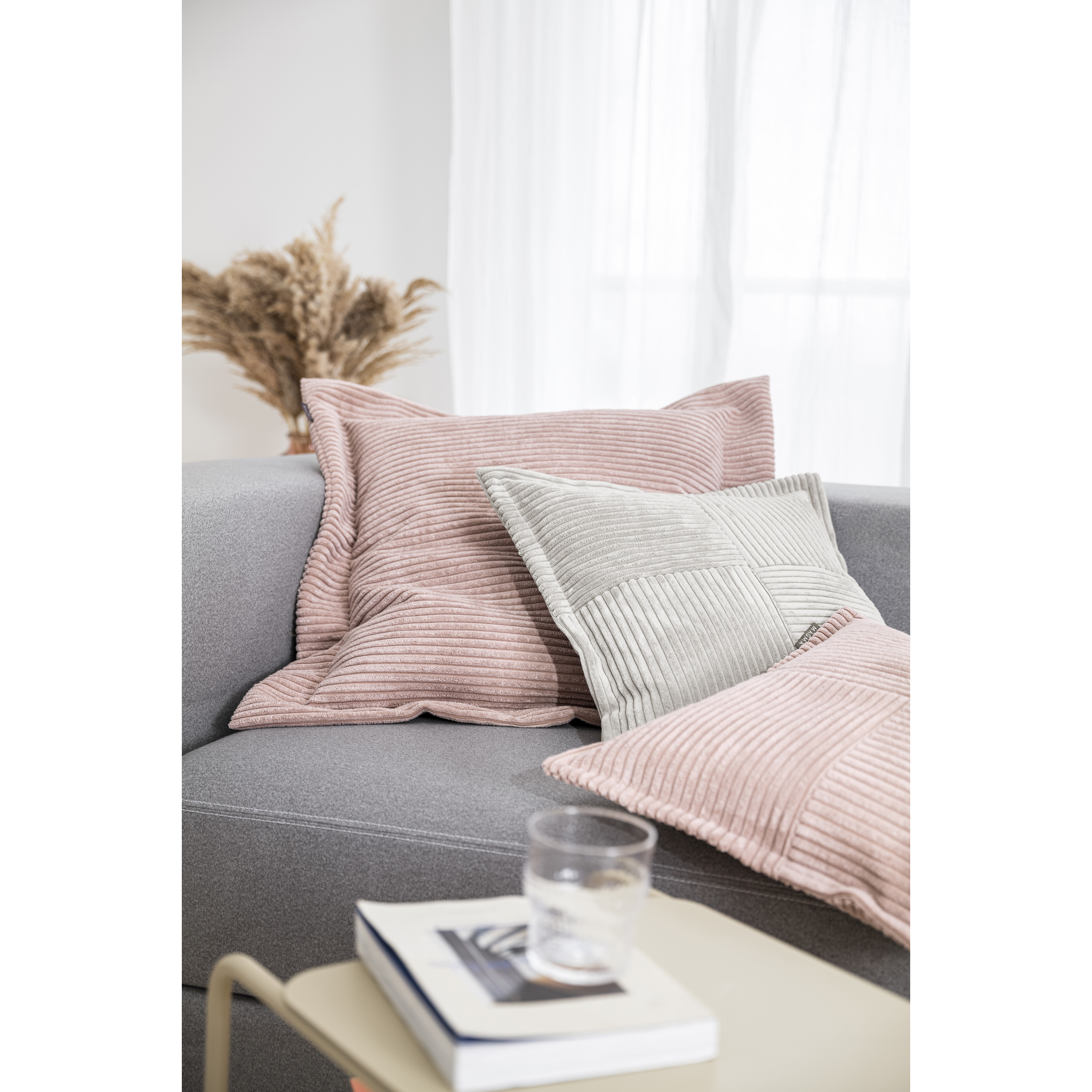 Coussin Shara 60x60, velours côtelé moelleux, couleur pétrole, garnissage premium inclus