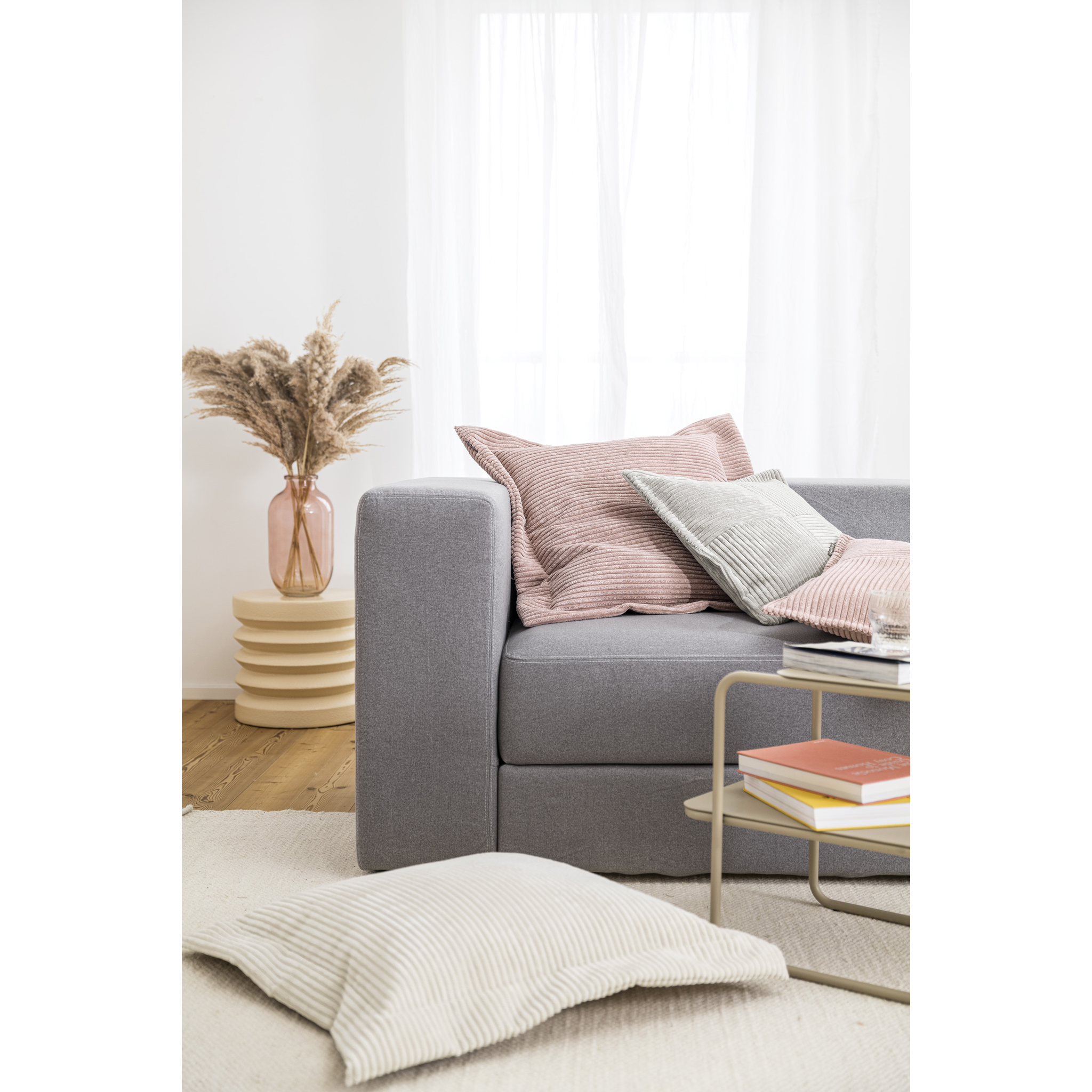 Coussin Shara 60x60 cm en velours côtelé moelleux anthracite avec garniture de qualité supérieure