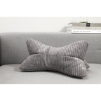 Graues Leseknochen-Kissen aus Cord auf grauem Sofa – Magma Shara Nackenkissen für entspanntes Lesen