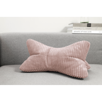 Rosafarbenes Knochenkissen aus Cord auf grauem Sofa – gemütliches Lesekissen Shara von Magma