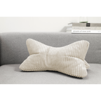 Cremefarbenes Cord-Nackenkissen auf grauem Sofa, Magma Shara Lesekissen in Knochenkissen-Form