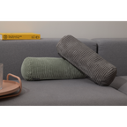Magma Shara Nackenkissen in Grün und Grau auf grauem Sofa mit Cordstoff-Optik