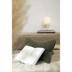 Grünes Cord-Lesekissen mit aufgeschlagenem Buch auf Sofa, Magma Inga Lesestütze in Olivgrün