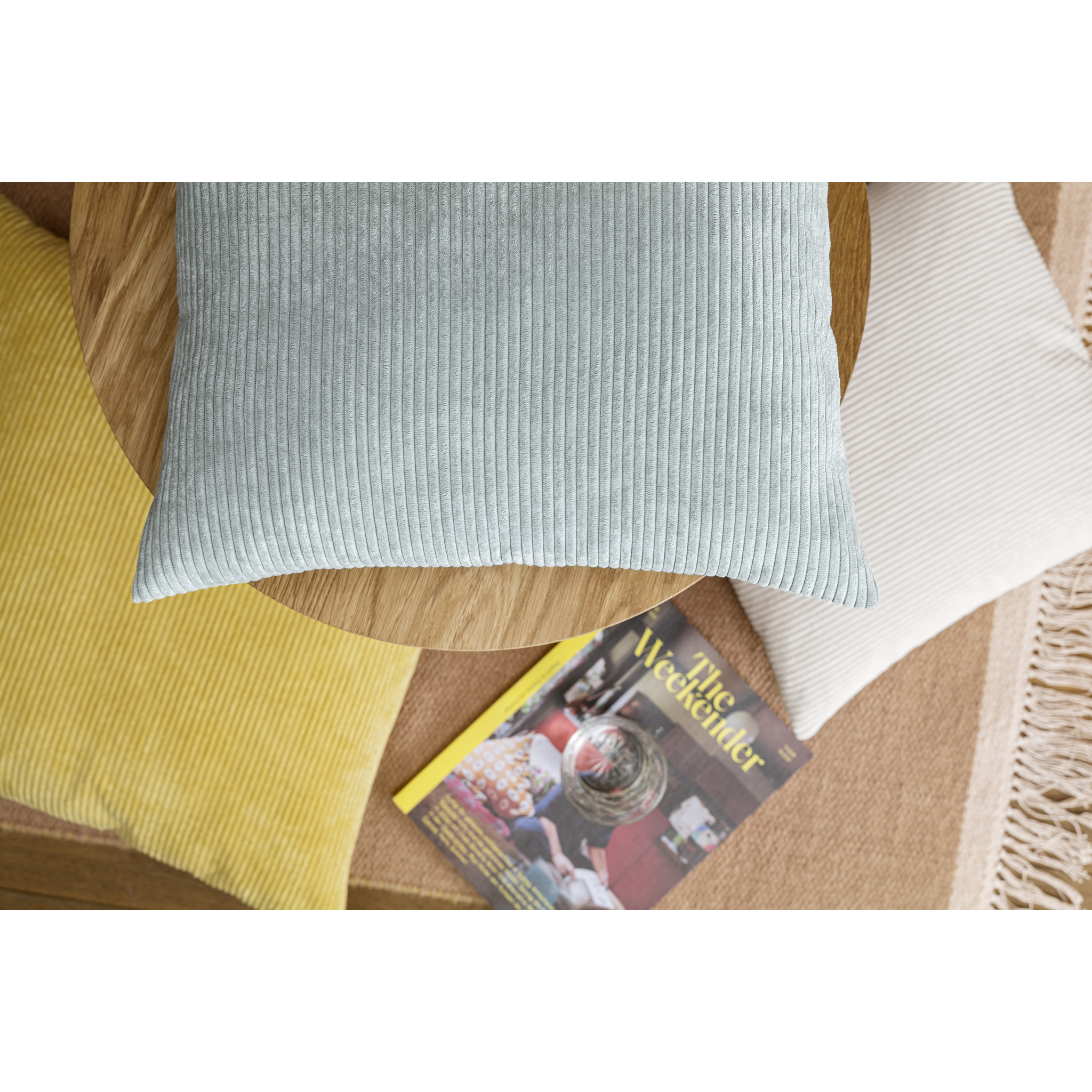 Coussin Inga 40x40 en velours côtelé gris avec garniture de qualité supérieure