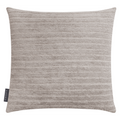 Magma Stripy 2 Kissenhülle in Beige-Grau mit feinem Streifenmuster aus weichem Chenille-Stoff