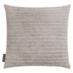 Magma Stripy 2 Kissenhülle in Beige-Grau mit feinem Streifenmuster aus weichem Chenille-Stoff