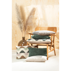 Magma Stripy Kissen-Set in Grün, Grau und Beige auf Holzstuhl mit Pampasgras-Dekoration