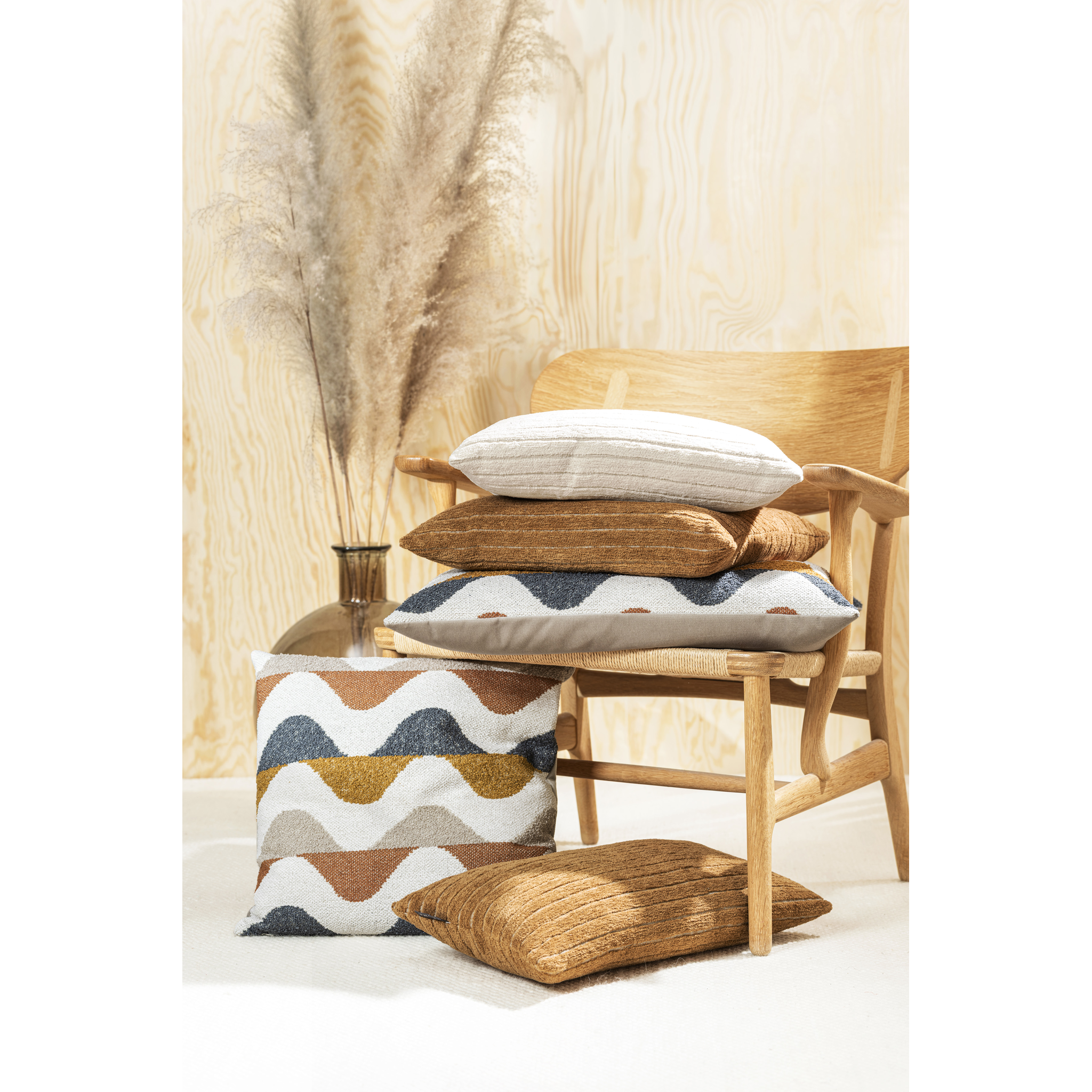 Coussin rayé 45x45 gris avec garniture de qualité supérieure