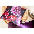 Dekorative Magma Fleurs Kissenhülle mit lila-roten Blumenmuster auf Holzstuhl mit violettem Samtkissen