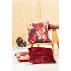 Magma Fleurs Dekokissen mit Herbstblätter-Muster in Rot-Orange auf Holzhocker, bordeaux Samtkissen am Boden