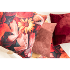 Magma Kissen „Fleurs" mit Herbstblätter-Muster in Rot-Orange, kombiniert mit bordeaux Samt- und Strukturkissen