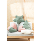 Magma Shara Cord-Kissen in Stern, Herz und Wolke Form in Grün, Rosa und Creme auf grauem Sofa