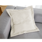 Magma Flatterkissen Shara 70x70cm Beige auf grauem Sofa – Cord-Dekokissen in cremeweiß mit Rippenstruktur