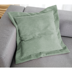 Flauschiges Cord-Kissen Shara 70x70cm in Salbeigrün auf grauem Sofa – weiches Dekokissen im Rippenmuster