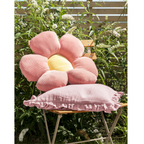 Magma Blumenkissen Minnie in Pink auf Gartenstuhl mit rosafarbenem Rüschenkissen im Garten