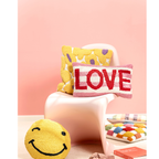 Magma Zierkissen LOVE in Rosa/Rot mit Streifenmuster auf rosa Sessel, dekorative Kissen und Smiley-Kissen