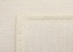 Biederlack Kuscheldecke Feel in Beige – Detailansicht Ecke mit Zickzack-Nähten und weichem Fleece-Stoff
