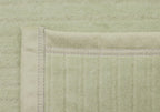 Biederlack Kuscheldecke Feel Salvia in Hellgrün – Detailaufnahme der hochwertigen Vernähung und weichen Fleece-Oberfläche