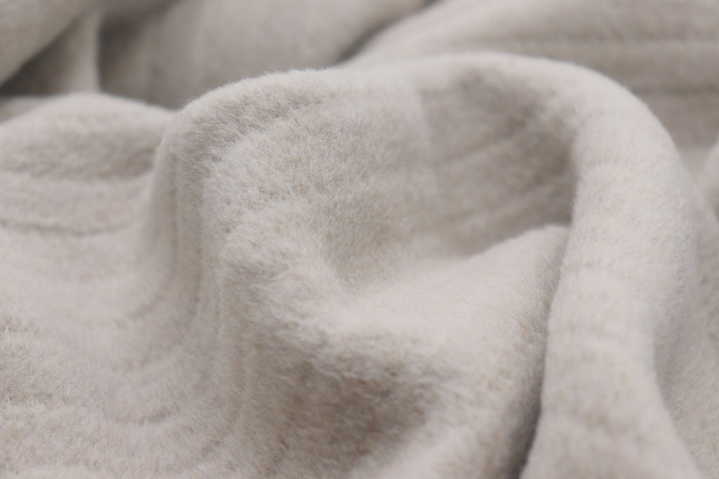 Couverture douillette couleur taupe