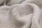 Biederlack Kuscheldecke Feel in Taupe – weicher, flauschiger Stoff in hellem Graubeige, Nahaufnahme