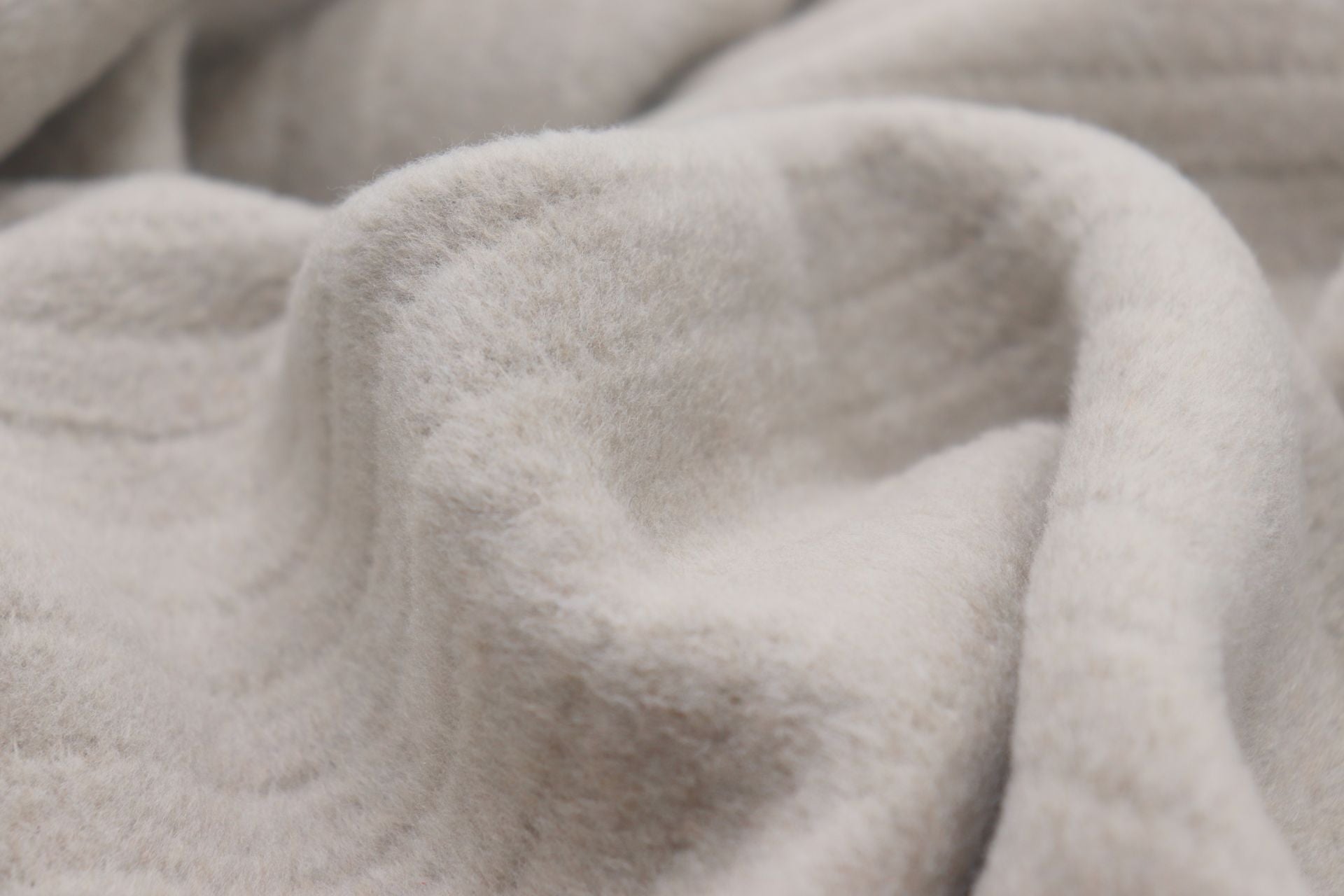 Couverture douillette couleur taupe