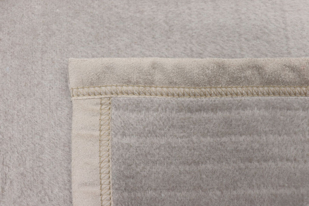 Couverture douillette couleur taupe