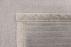 Biederlack Kuscheldecke Feel in Taupe – Nahaufnahme der hochwertigen Ziernaht und weichen Fleece-Qualität