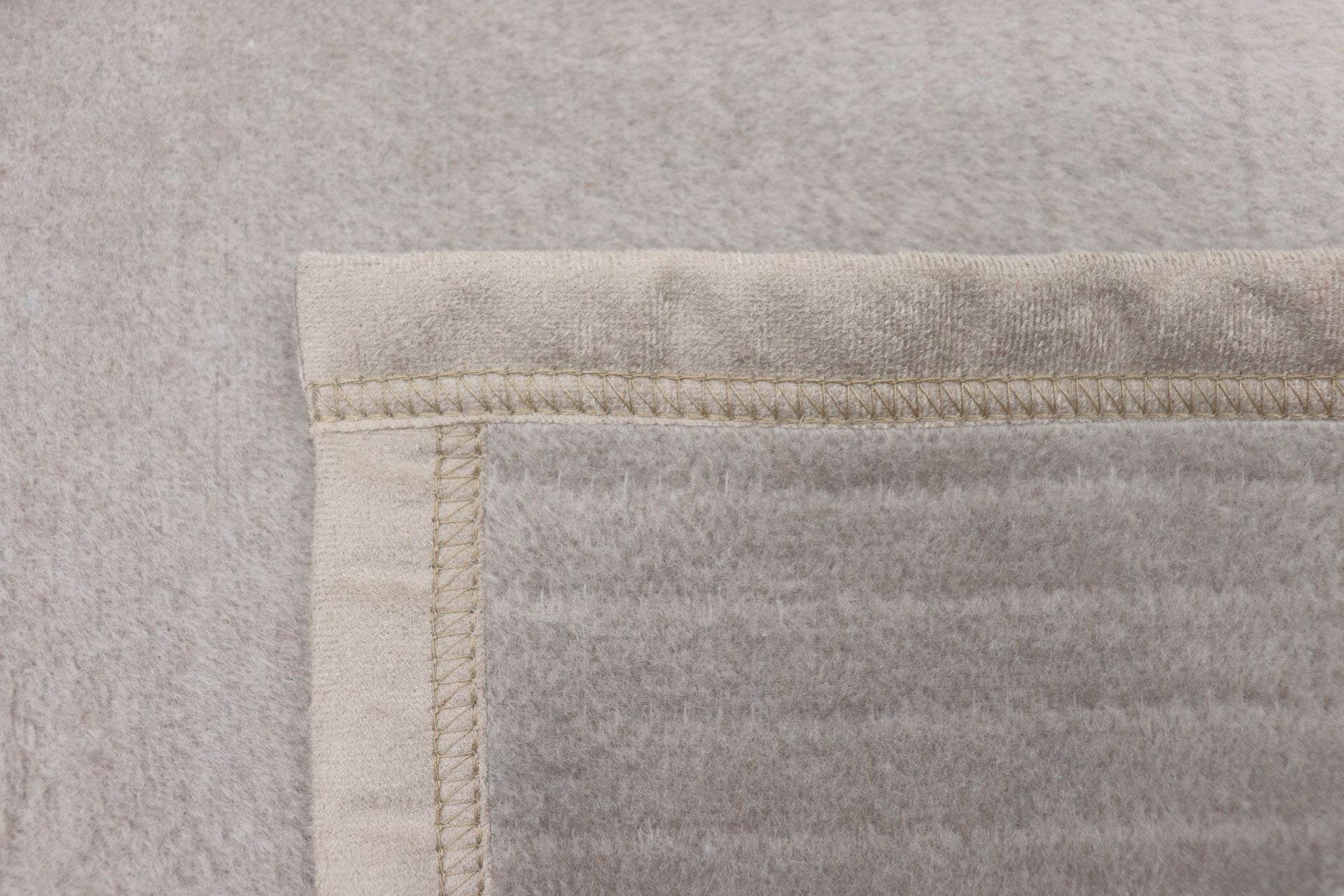 Couverture douillette couleur taupe