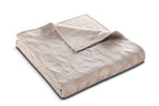 Biederlack Kuscheldecke Feel Leo in Beige/Taupe, gefaltet mit Leo-Muster, weiche Fleecedecke