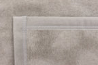 Biederlack Kuscheldecke Feel Leo in Beige-Grau mit dekorativer Ziernaht, Detailansicht der Ecke