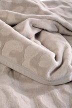 Biederlack Kuscheldecke Feel Leo in Beige/Grau – weiche Fleece-Wohndecke mit Leopardenmuster