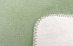 Biederlack Kuscheldecke Doubleface in Mint – Detailansicht der Zickzack-Naht, zweiseitig grün und weiß