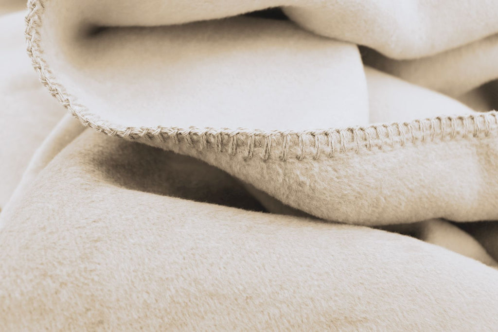 Couverture douce et moelleuse double face, écru à plumes