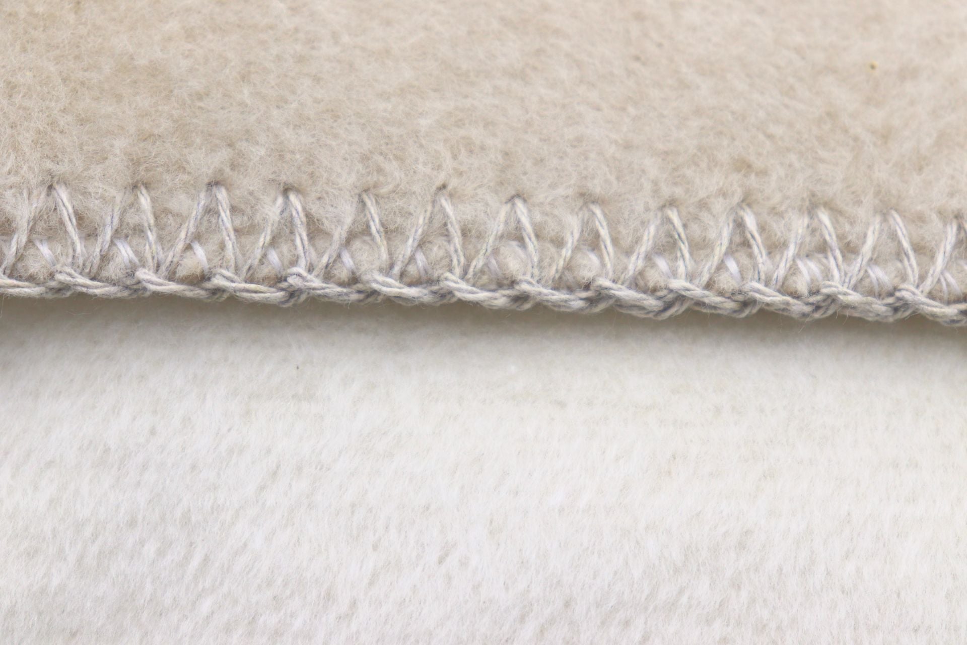 Couverture douce et moelleuse double face, écru à plumes