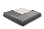 Biederlack Kuscheldecke Soft & Cosy in Anthrazit, gefaltet mit cremefarbenem Fleece-Rücken