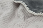 Biederlack Kuscheldecke Soft Cosy in Anthrazit – flauschige, weiche Wolldecke mit cremefarbener Zierbordüre
