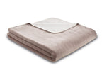 Biederlack Kuscheldecke Soft & Cosy in Woodrose – weiche, gefaltete Wohndecke in zartem Rosa-Beige