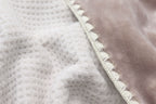 Biederlack Kuscheldecke Soft Cosy in Woodrose – Detailaufnahme Fleece-Oberfläche mit cremefarbener Häkelborte