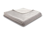 Biederlack Kuscheldecke Soft & Cosy in Grau, gefaltet mit cremefarbenem Fleece-Rücken