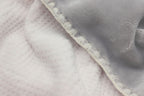 Biederlack Kuscheldecke Soft & Cosy in Grau – Detailansicht der weichen Fleece-Decke mit cremefarbenem Zierrand