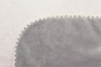 Biederlack Kuscheldecke Soft & Cosy in Grau – weicher Fleecestoff mit cremefarbenem Zickzack-Saum