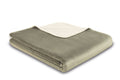 Biederlack Kuscheldecke Soft & Cosy in Grün, gefaltet mit cremefarbener Rückseite aus weichem Fleece