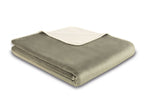 Biederlack Kuscheldecke Soft & Cosy in Grün, gefaltet mit cremefarbener Rückseite aus weichem Fleece
