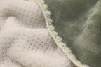 Biederlack Kuscheldecke Soft Cosy in Grün – Detailaufnahme der weichen Fleece-Oberfläche und Ziernaht