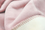 Biederlack Kuscheldecke Doubleface in Rosa und Pergament mit dekorativer Zickzack-Naht, weicher Fleece-Stoff