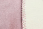 Biederlack Kuscheldecke Doubleface in Rosa und Pergament mit dekorativem Zierstich-Rand, Nahaufnahme