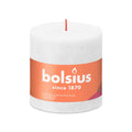 Bolsius Stumpenkerze Rustic Shine in wolkigem Weiß mit rotem Docht und orangem Etikett, 25% pflanzliches Wachs