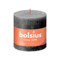 Bolsius Stumpenkerze Rustic in Grau mit rotem Docht und orangem Etikett, seit 1870, pflanzliches Wachs
